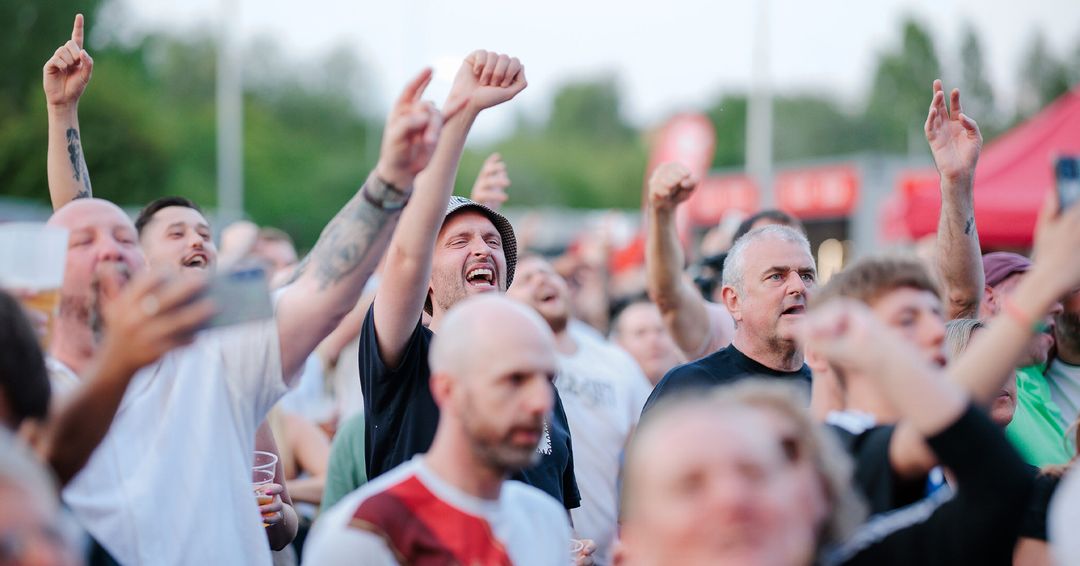 Erleben Sie die mitreißende Stimmung im Boothen Quarter beim ...